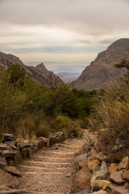 Rüzgâr Pencere 'ye doğru esiyor Büyük Virajda Pinnacles Yolu' nda