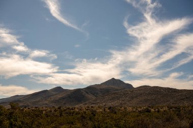 Big Bend Ulusal Parkı 'ndaki Chisos Dağları' nın Üzerindeki İnce Bulutlar