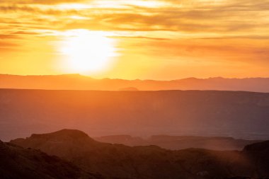 Big Bend Ulusal Parkı 'ndaki Dağ ve Vadi' de Parlak Güneş parlıyor