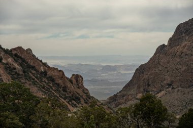 Kanyon Duvarları Big Bend Ulusal Parkı 'ndaki Pencere oluşumuna düşüyor