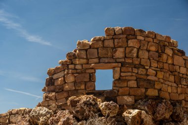 Açık Mavi Gökyüzü ve Büyük Kanyon Ulusal Parkı 'ndaki Taş Duvarlar Harabesi