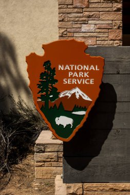 Büyük Kanyon Birleşik Devletleri: 6 Nisan. 2023: Grand Canyon tabelasında Ulusal Park Servis Logosu