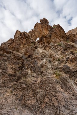 Big Bend Ulusal Parkı 'ndaki kaya duvarının tepesindeki küçük kemer.