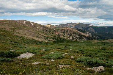 Rocky Mountain Ulusal Parkı 'nda Fırtınalı Geçitten Gelen Güneş Dapple Ramsey Tepesi