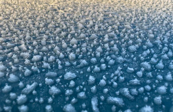 Eiskristallen auf einer Autohaube - ein lizenzfreies Stock Foto