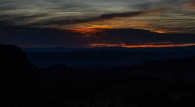 Büyük Viraj Milli Parkı 'nda Gün batımında Sönük Renkler Gökyüzünde