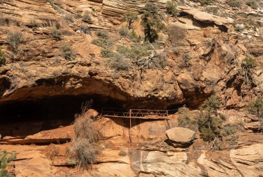 Eski Metal Köprü, Zion Ulusal Parkı 'ndaki Kanyon Tepesine doğru ilerliyor.