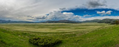 New Mexico 'daki Valles Caldera Ulusal Konservesi' ne doğru ilerleyen Bulutlar Panoraması