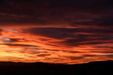 Gün batımında Gökyüzünün Üzerinde Mor ve Turuncu Güneş Işıkları