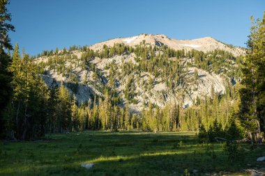 Okuma Tepesi Uçurum Gölü 'ne Çayırın Üzerinde Duruyor