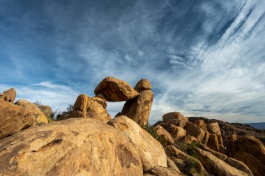 Big Bend Ulusal Parkı 'nda Dengeli Kaya ve Rocky Sırtı Çevresi