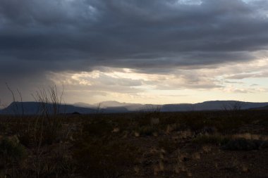 Kara bulutlar Big Bend Ulusal Parkı 'ndaki çöl vadisine doğru ilerliyor.