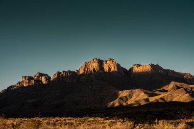 Big Bend Ulusal Parkı 'ndaki Crown Dağı' nda Derin Gölgeler ve Altın Işık