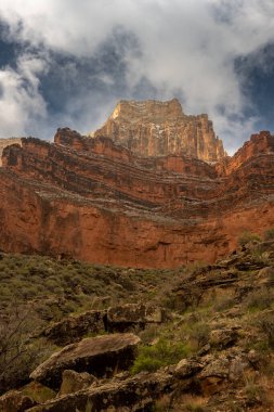 Büyük Kanyon 'daki Pima Noktasının Dibindeki Düşen Kayalar