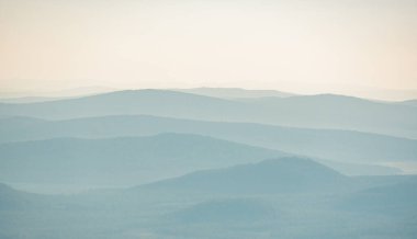 Lassen Volkanik Ulusal Parkı 'ndaki Uzaklık Dağları' nın sisli katmanları