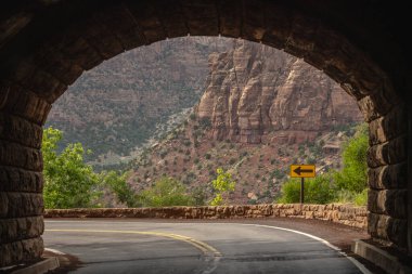 Zion Ulusal Parkı 'ndaki Karmel Dağı Tüneli' nin sonunda Sol Ok İşareti