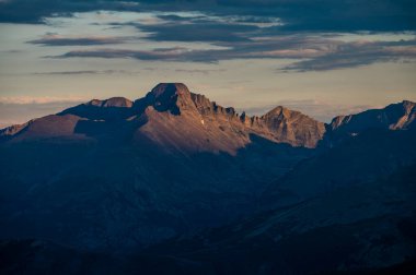 Uzun Tepeler, Rocky Dağı Ulusal Parkı 'nda Akşam Işığı Altında Gururla Duruyor