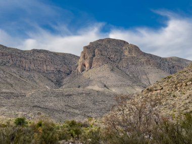 Big Bend Ulusal Parkı 'ndaki Telefon Kanyonu' nun etrafında dağlar yükseliyor.