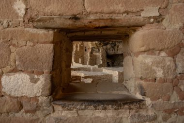 Mesa Verde Ulusal Parkı 'ndaki Balkon Evi' nin Ortak Alanına Pencereden Bakmak