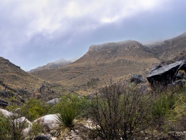 Büyük Viraj Milli Parkı 'ndaki Sierra Del Caballo Muerto Dağları' nın tepelerine Yapışan Bulutlar
