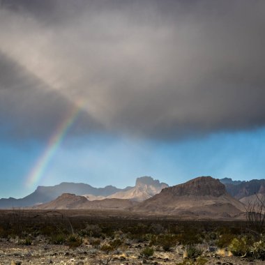 Gökkuşağı Şelalesi Bulutlu Gök 'ten Büyük Viraj' daki Chisos Dağları 'na düşüyor.