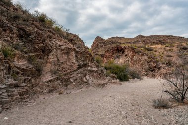 Smoky Creek Yıkama Rüzgarları Big Bend 'deki Kısa Kanyon Duvarları' nda