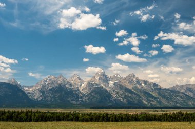 Yaz mevsiminde Grand Teton Sıradağları ve Vadi Altında Yaz Gökyüzü