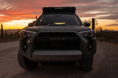 Saguaro Ulusal Parkı, ABD: 22 Ocak 2023: Toyota 4Runner Grill in the Desert