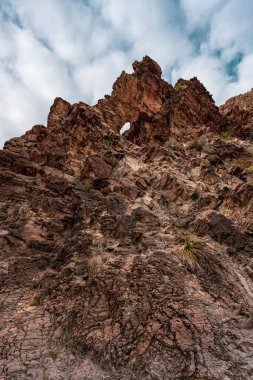 Büyük Virajda Burro Mesa Pouroff 'a giden yoldaki Kanyon Duvarından Minik Kemer