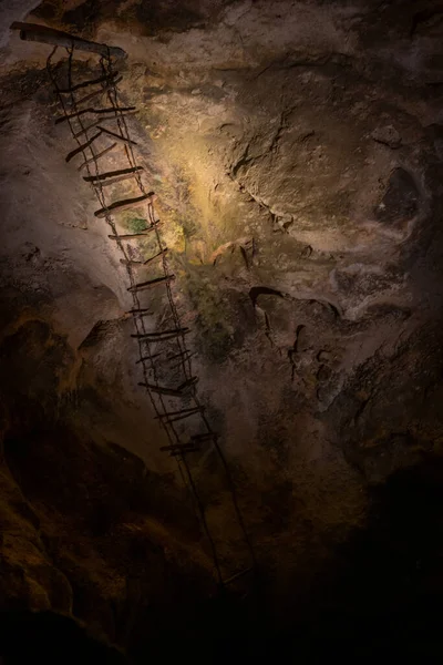 Broken Ladder Druppels Diepe Gat Hieronder Carlsbad Caverns National Park Rechtenvrije Stockfoto's