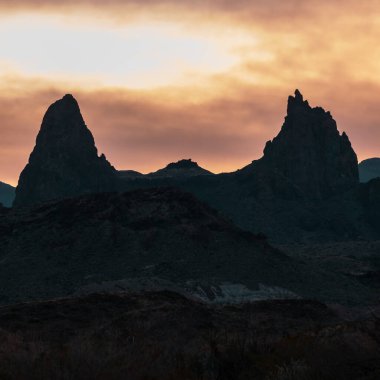 Big Bend Ulusal Parkı 'nda Şafak söküyor.