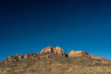 Crown Dağı, Big Bend 'in üzerindeki Koyu Mavi Gökyüzü' nün altında duruyor.
