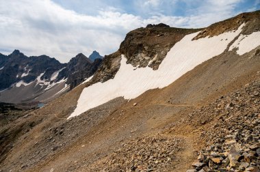 İzler, Büyük Teton Ulusal Parkı 'nda Boya Fırçasının Altındaki Dağların Dik Eğimine Kesiliyor