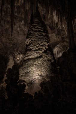 Işıklar, Carlsbad Mağaraları 'ndaki Güneş Tapınağı' nı aydınlatıyor.