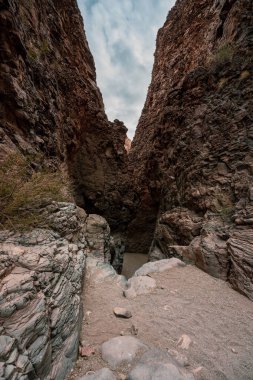 Sandy Yıkama Dar Düşüşü Üst Burro Mesa Pouroff boyunca Büyük Viraj Ulusal Parkı 'nda Düşüyor