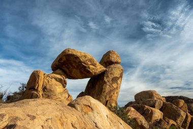 Dengeli Kaya, Asma Tepeler 'in tepesinde oturuyor.