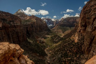 Zion Ulusal Parkı 'ndaki Carmel Dağı Tüneli' ne giden yolda saç tokası kıvrımları