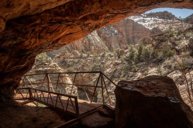 Çürük Köprü, Zion Ulusal Parkı 'nda Kanyon' a giden yolda mağaraya giriyor.
