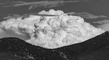 Thunderhead Siyah ve Beyaz 'da Rocky Dağı Vadisi' nin Üzerinde İnşa Ediyor