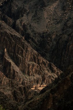 Granit Akıntıları Büyük Kanyon Ulusal Parkı 'nın sarp kayalıklarının dibinde duruyor.