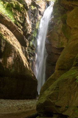 Zion Ulusal Parkı 'ndaki Ayı Kapanı Kanyonu' nda Şelalenin Uzun Maruziyeti