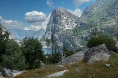 Kolana Kayası 'na ve Hetch Hetchy Resevoir' a Bakıyoruz