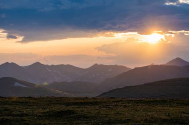 Rocky Dağı Ulusal Parkı 'ndaki Bulutların Arasında Parlak Güneş Parlıyor