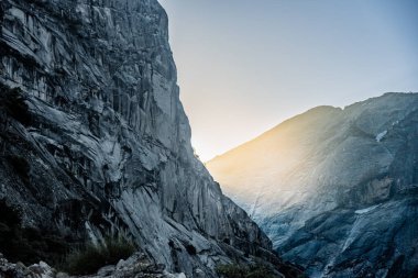 Yosemite Ulusal Parkı 'ndaki Watkins Dağı' nın önünde parlayan Sabah Işığı