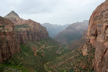Zion 'daki Mount Carmel Yolu Doğu Tapınağı' nın altındaki vadide ve Köprü Dağı 'nda.