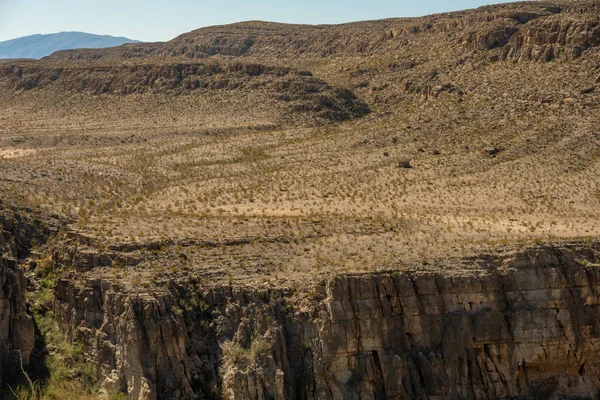 Big Bend Ulusal Parkı 'nın karşısındaki Meksika' da küçük binalar uçurumun tepesinde.