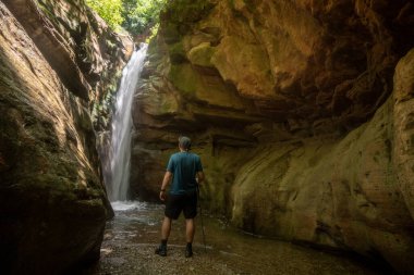 Zion 'daki Slot Kanyonu' nun Sonu 'ndaki Ayı Kapanı Şelalesi' nde Adam Duruyor