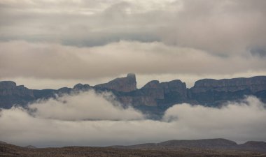 Big Bend 'in güneyindeki Sierra del Carmen Dağları' nda yoğun sis var.