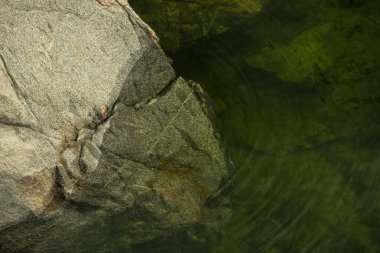 Yosemite 'deki Barajın Altındaki Dalgalı Su Hetch Hetchy