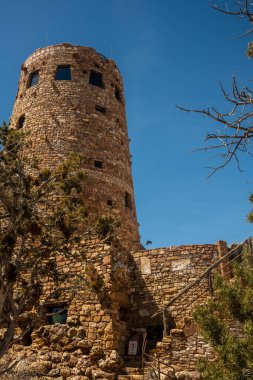 Grand Canyon Ulusal Parkı 'ndaki Desert View Watchtower' da merdiven tırmanıyor.